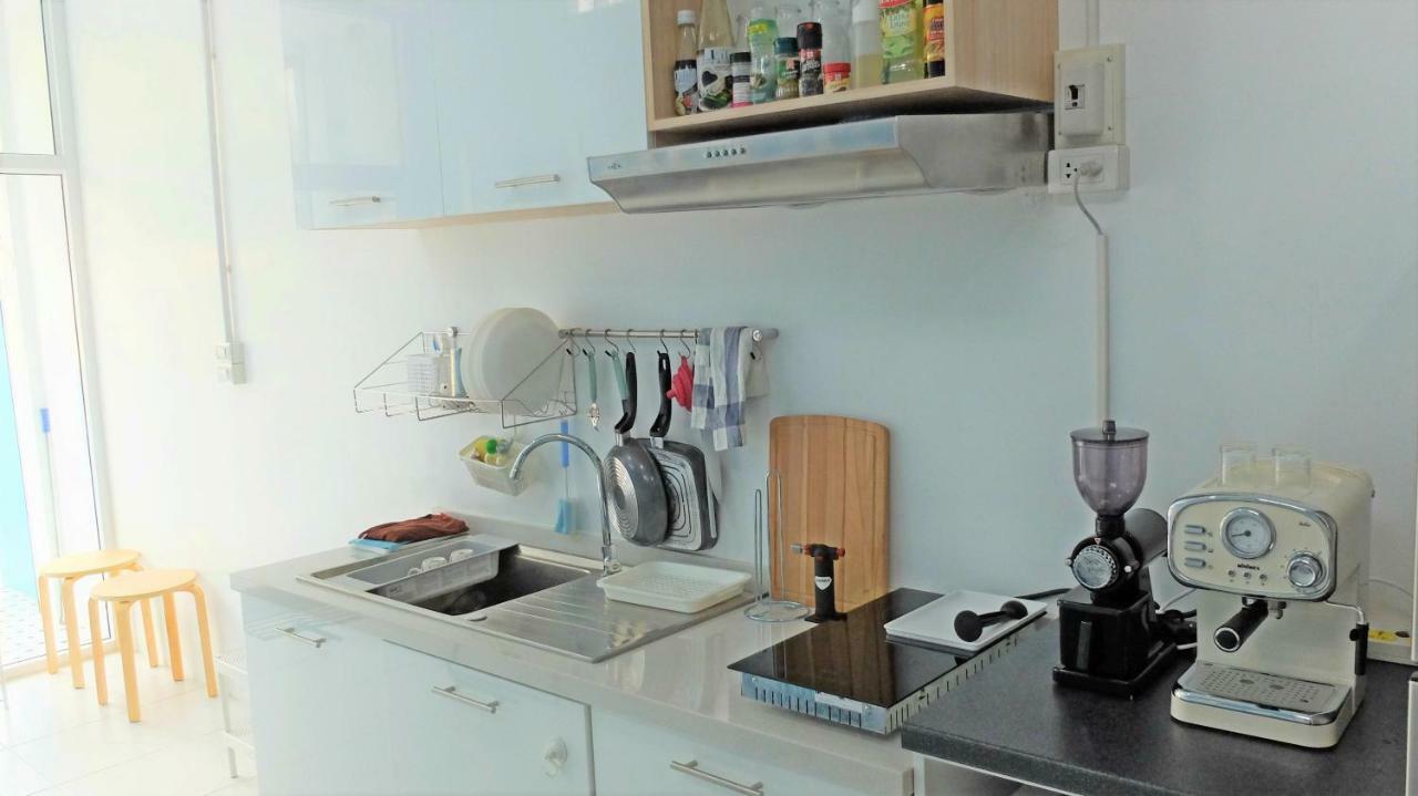 A Dude Mini Hostel (Adults Only) Чиангмай Экстерьер фото