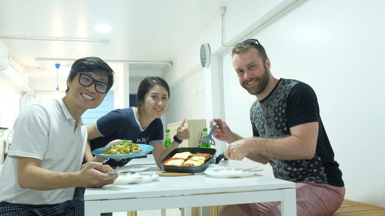 A Dude Mini Hostel (Adults Only) Чиангмай Экстерьер фото